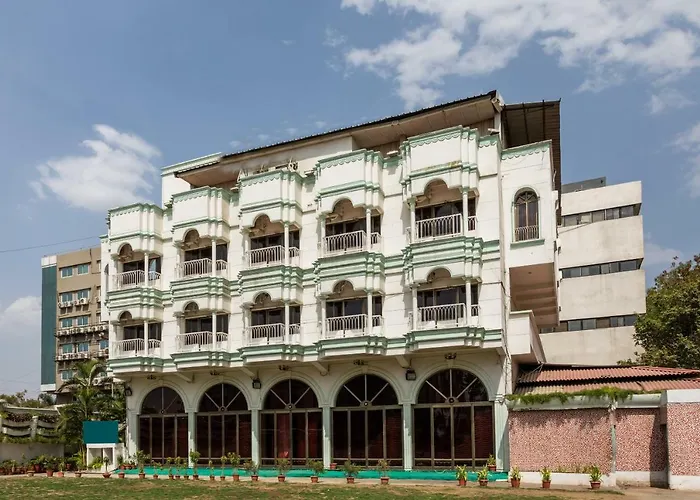 Oyo 38142 Girdhar Mahal