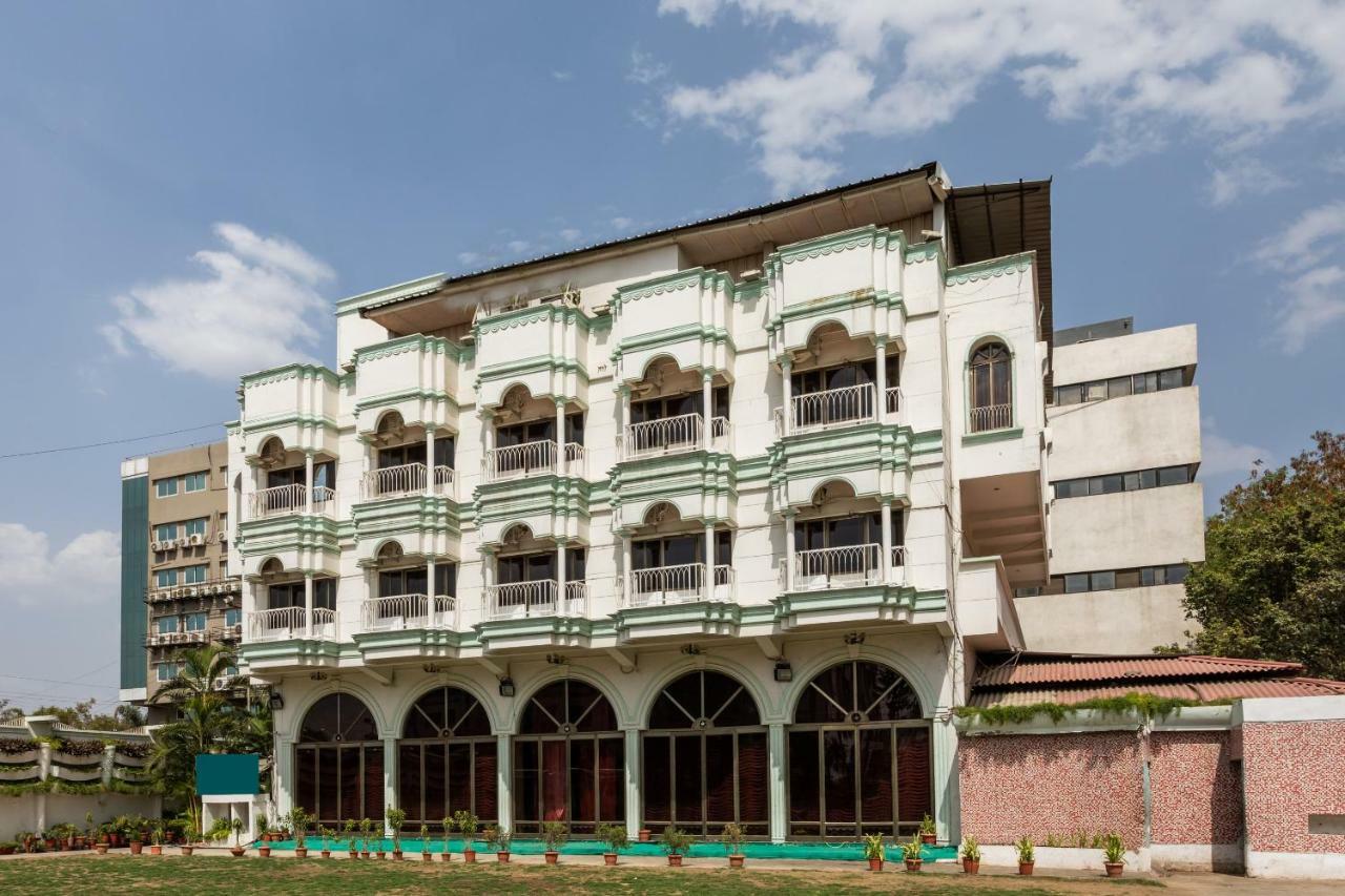 Hotel Oyo 38142 Girdhar Mahal 3*