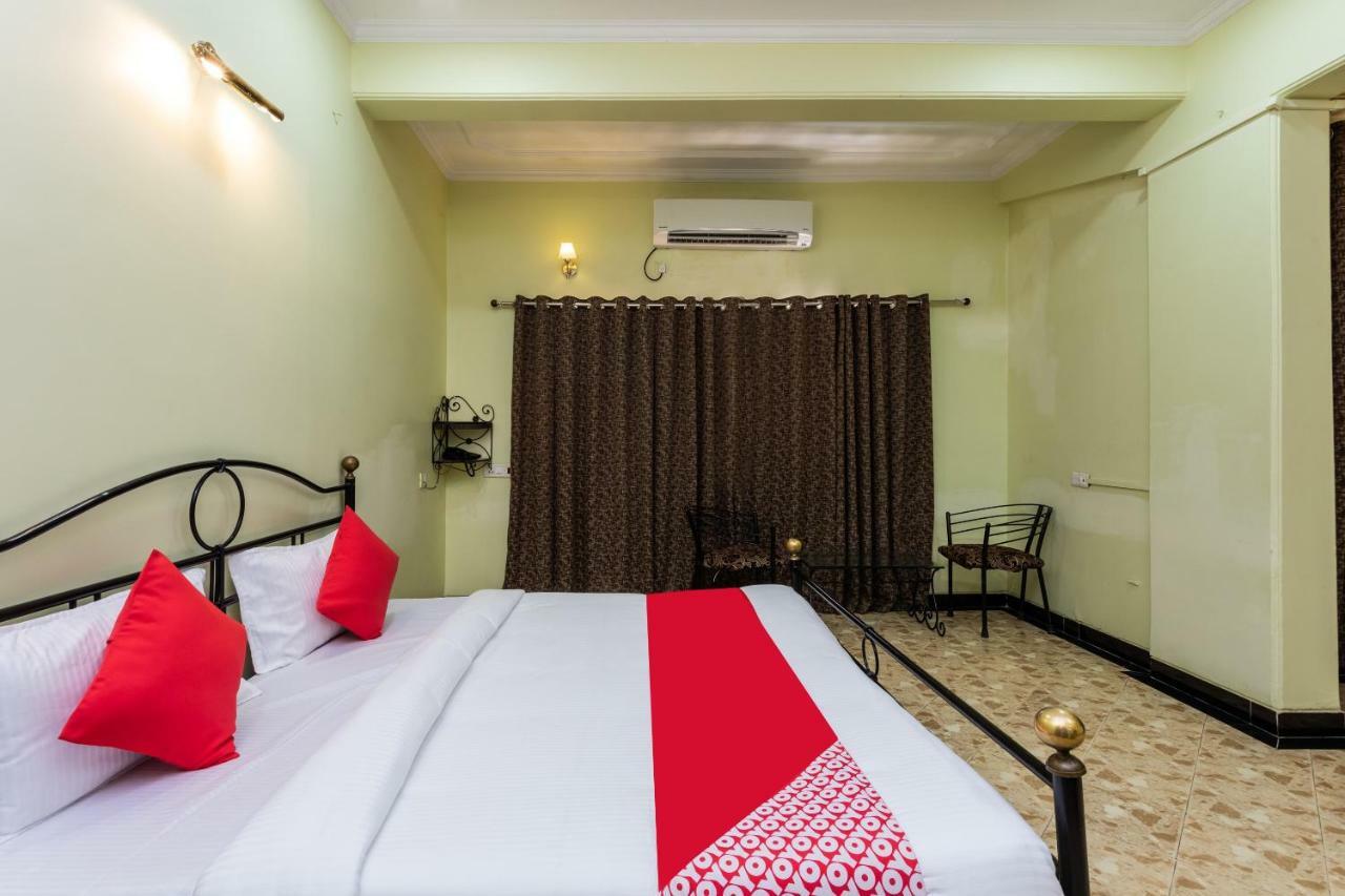 Oyo 38142 Girdhar Mahal 3* Indore