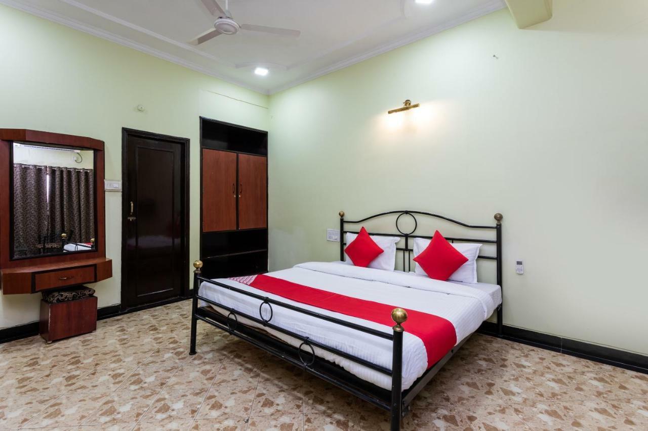 Oyo 38142 Girdhar Mahal Hotel Indore