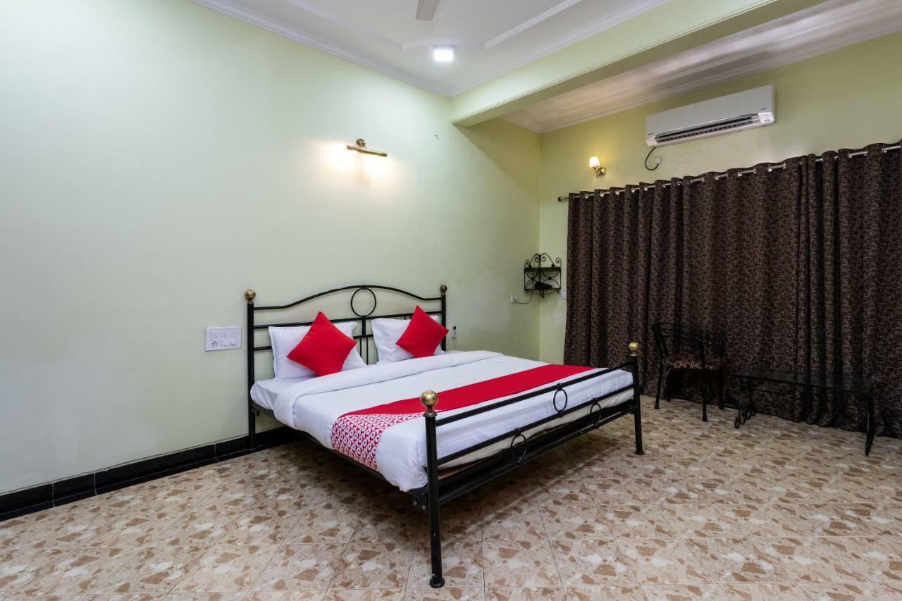 Oyo 38142 Girdhar Mahal Hotel