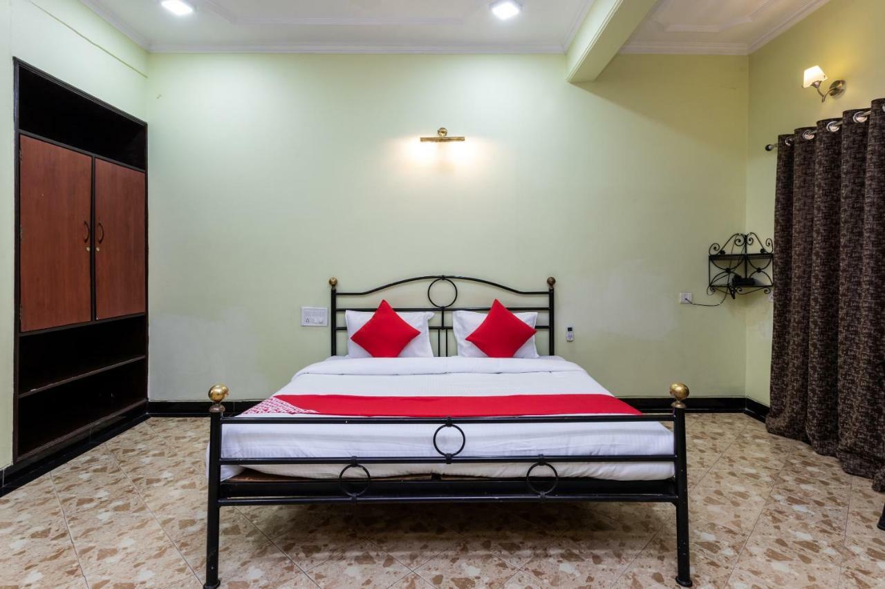 Hotel Oyo 38142 Girdhar Mahal Indore